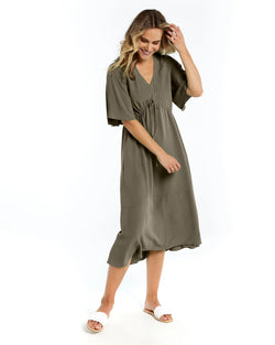 Collection of 15.3.2022_BETTY_BASICS_LOOK91_1436.jpg in a gallery layout