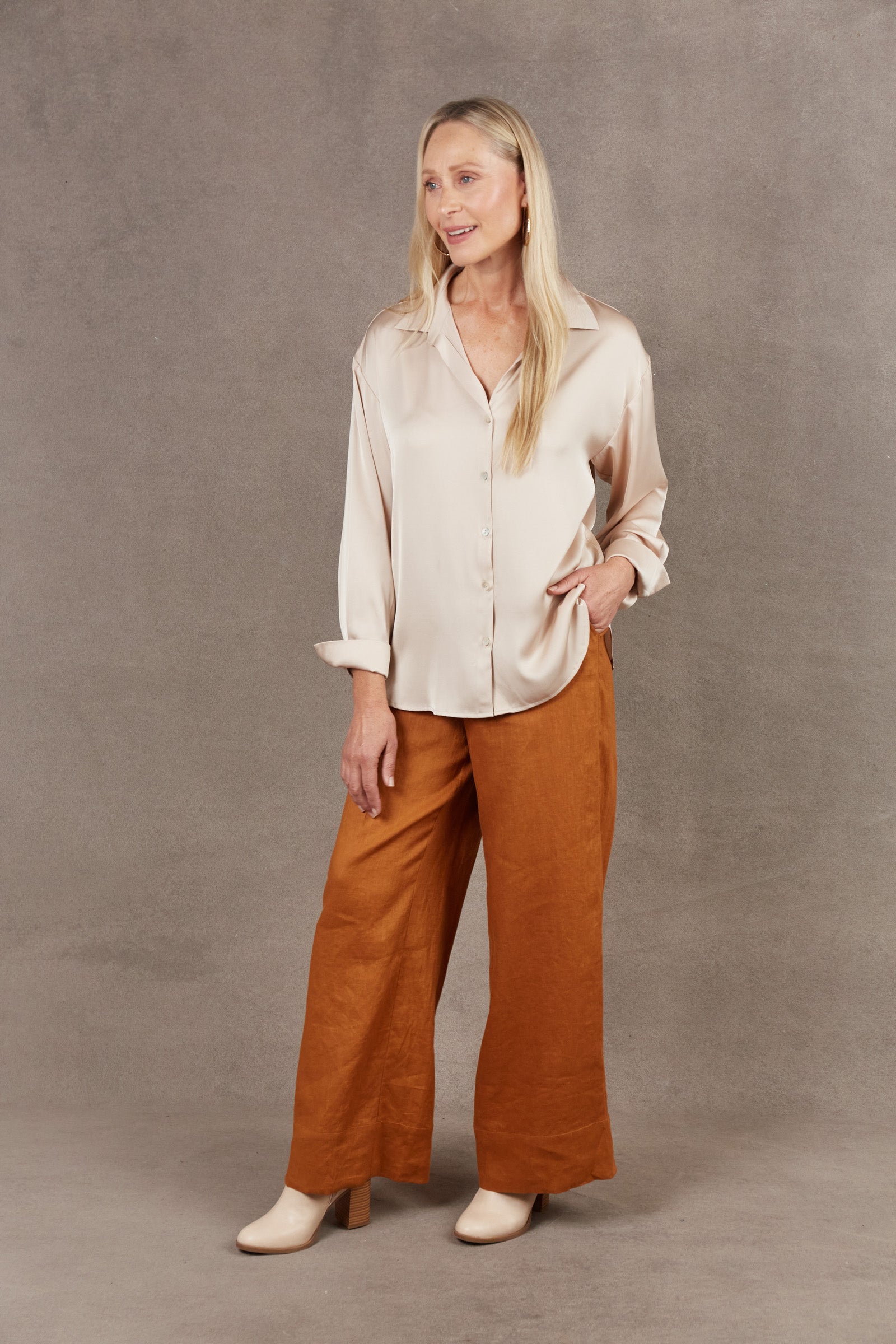 Collection of 2547601B in a gallery layout