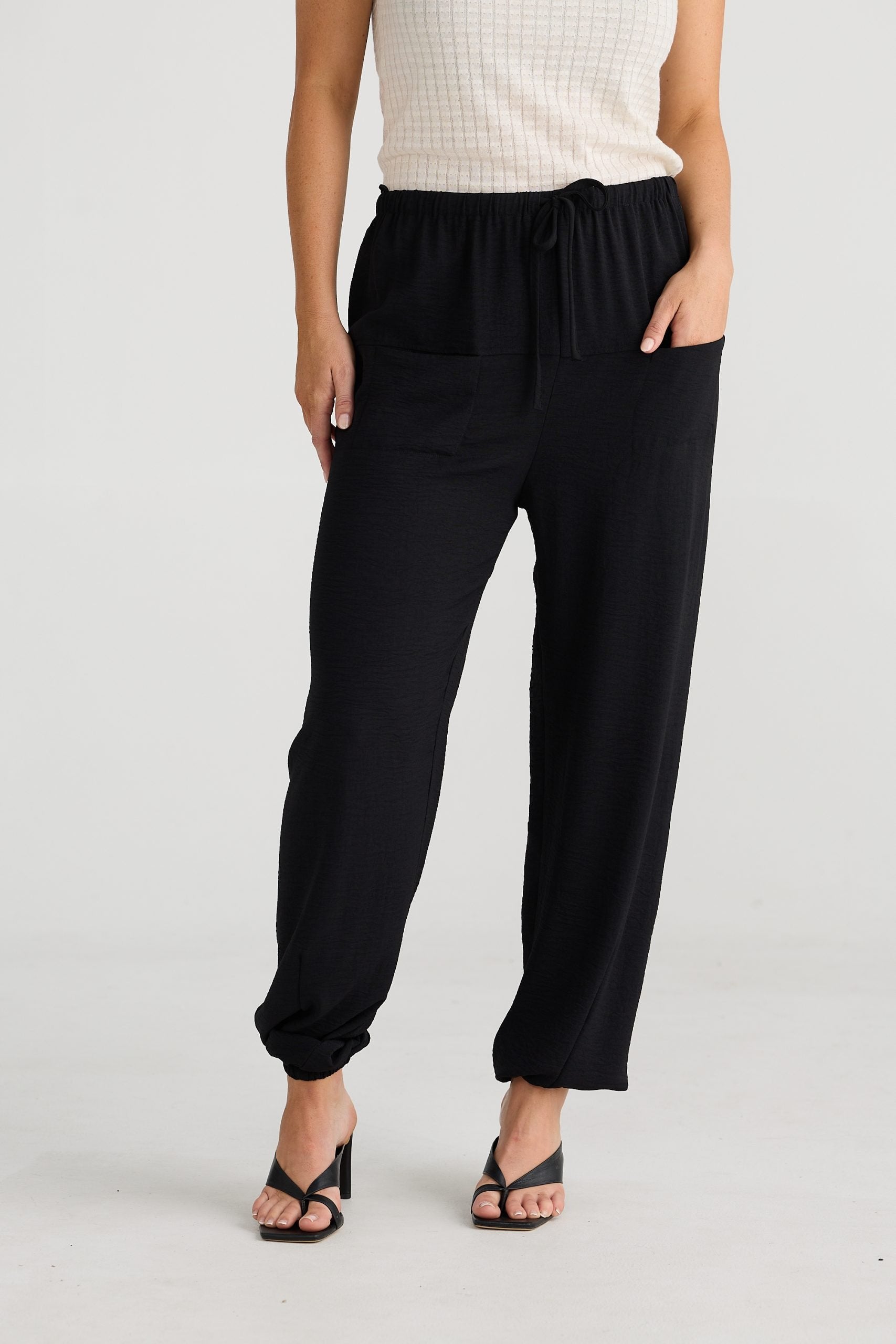 BT24504-1_Cascade Pant_Black_1