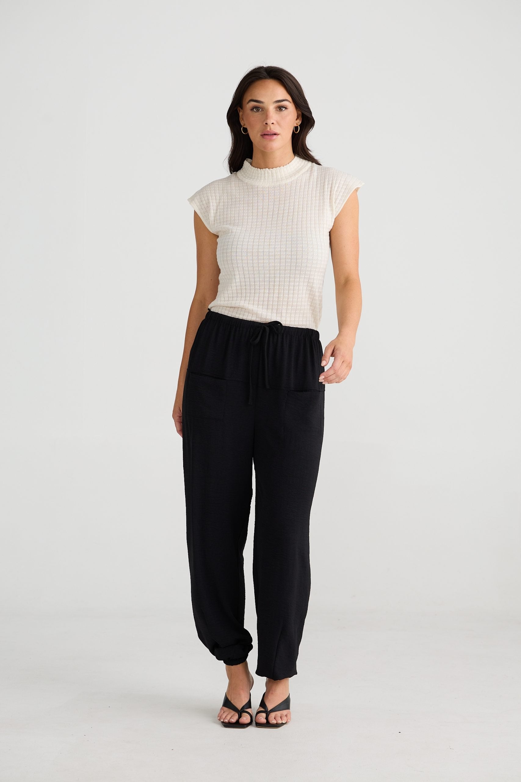 BT24504-1_Cascade Pant_Black_2