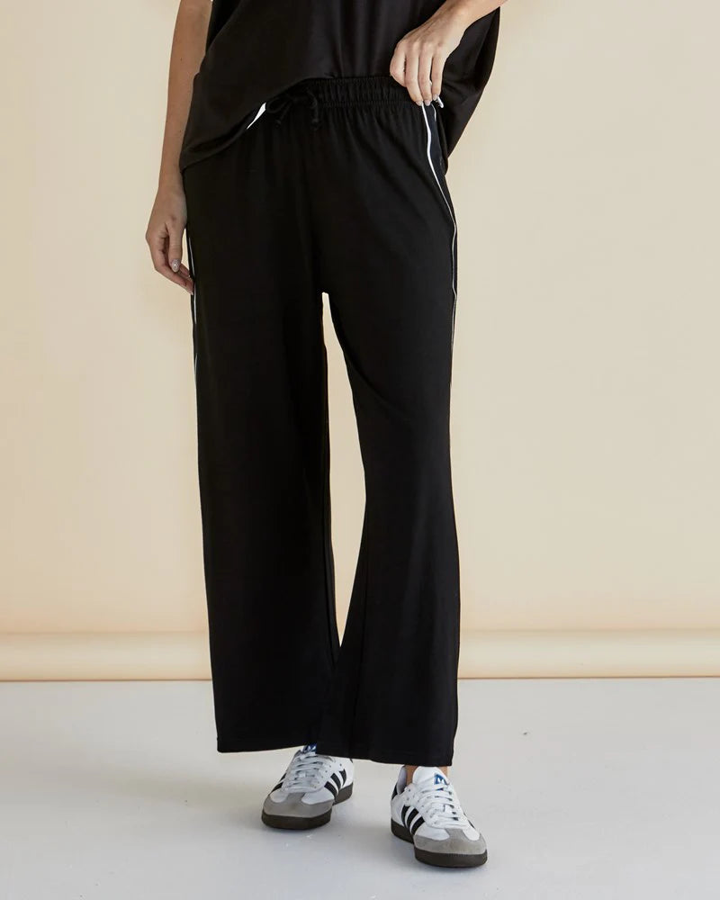 Betty Basic Evelyn Wide Leg Jogger - Black