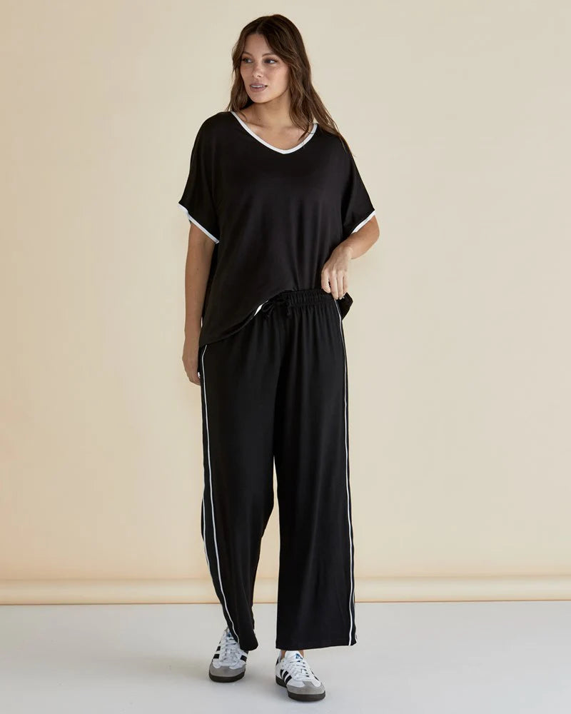Betty Basic Evelyn Wide Leg Jogger - Black