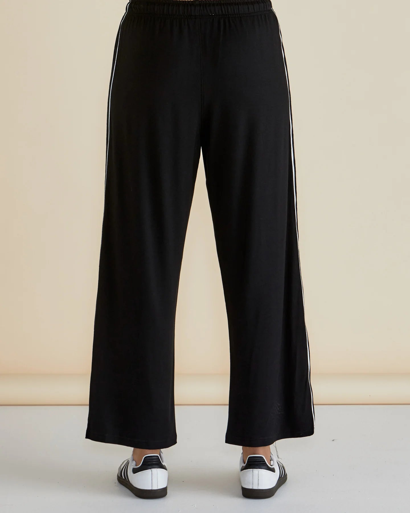Betty Basic Evelyn Wide Leg Jogger - Black