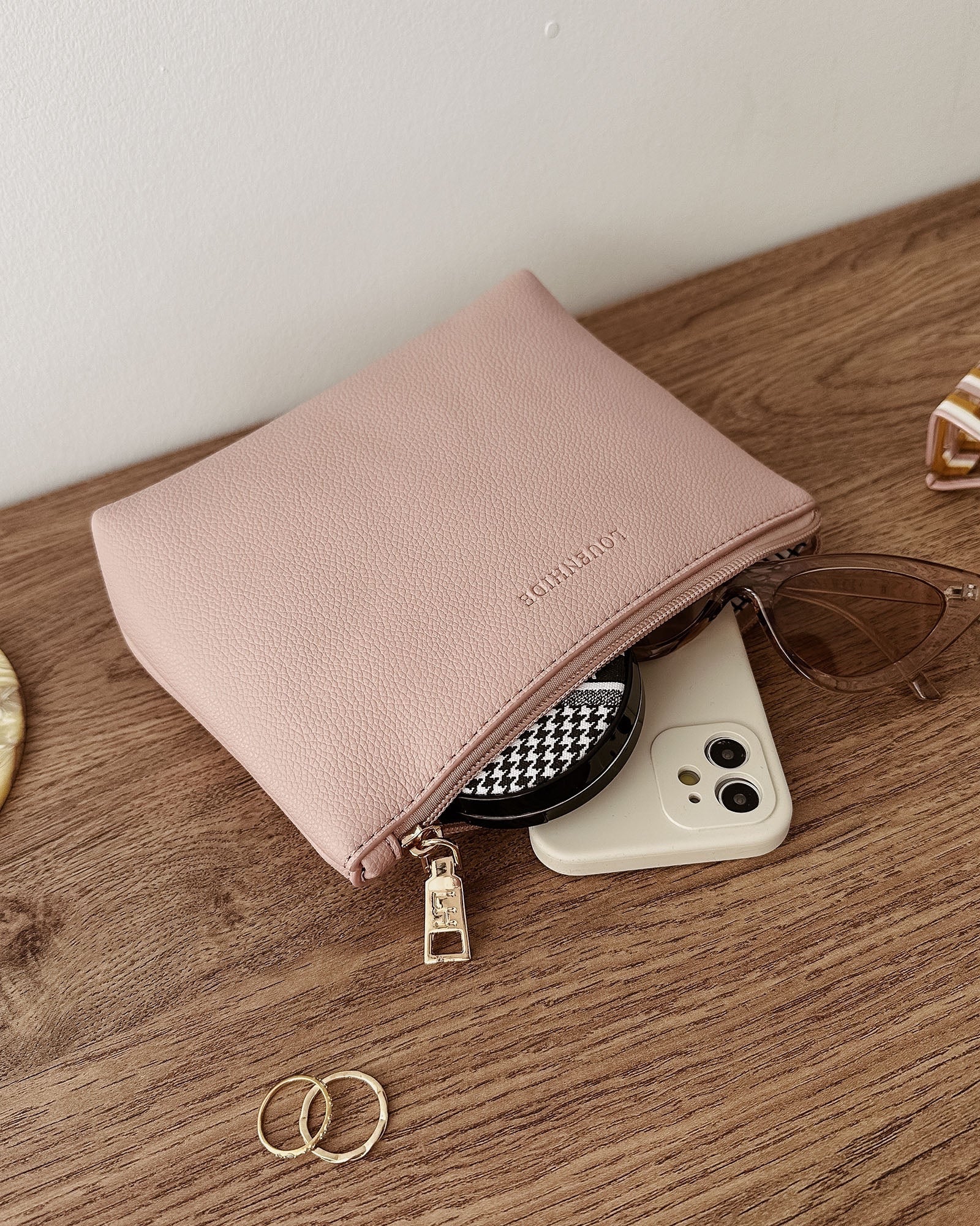 Collection of Louenhide The Everyday Pouch - Pink in a gallery layout